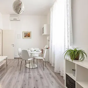 https://coliseum-view-dianas-house.it-romehotels.com